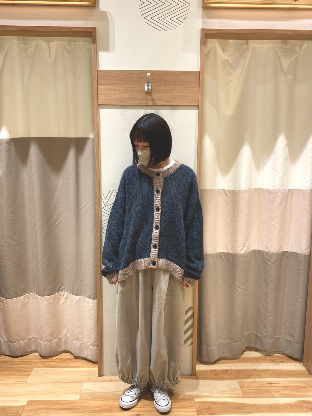 「SM2、Samansa Mos2、サマンサモスモス、シンプル、大人かわいい、冬コーデ、ナチュラル、ガーリー、低身長コーデ、カジュアルコーデ、ニット、ootd」｜「Samansa Mos2のバイカラークルーネックカーディガン（カーディガン/ボレロ、グレー系）」を使った、yuさん（レディース・153cm）の冬コーディネートの1枚目の写真