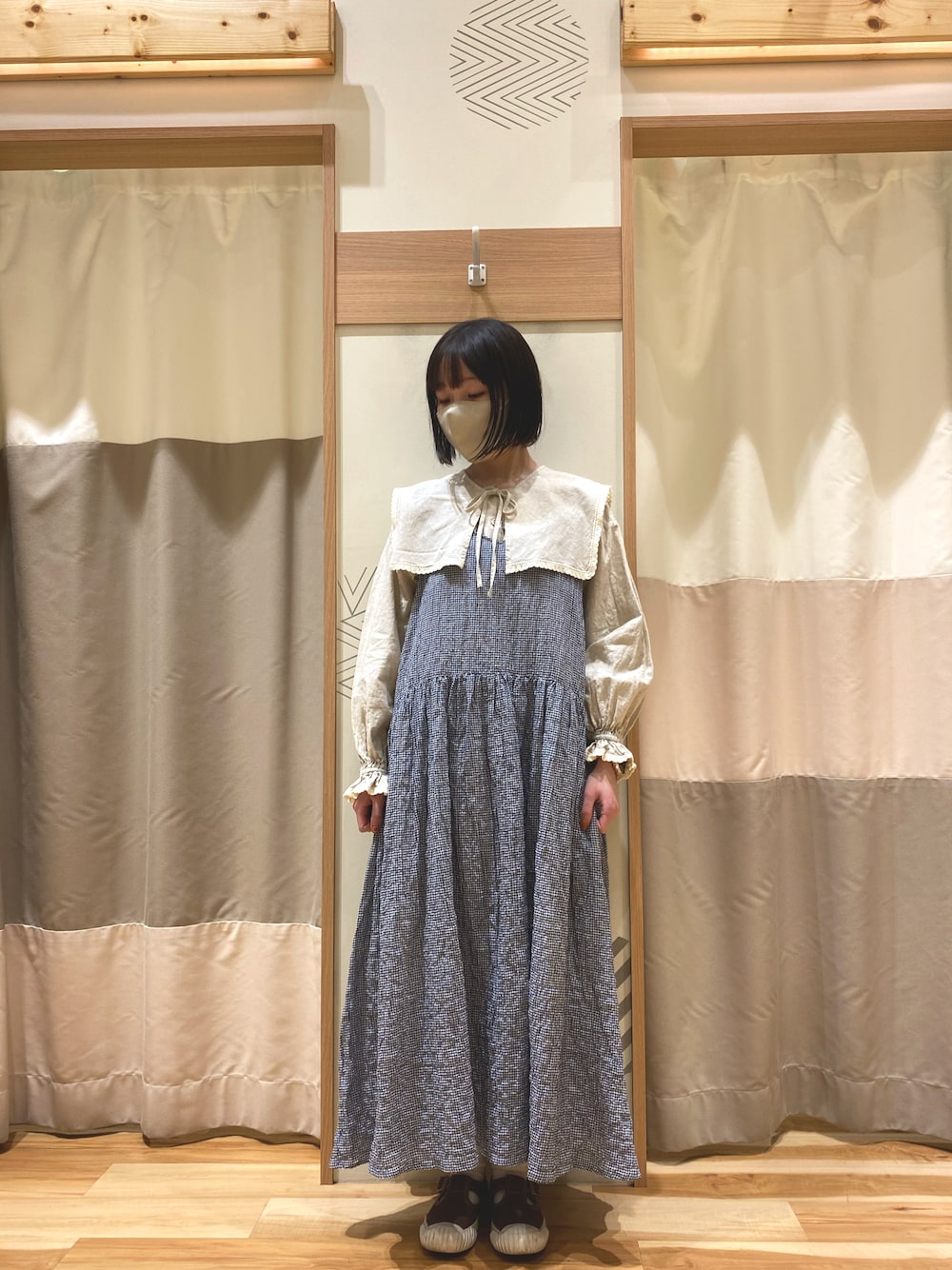 「サマンサ モスモス(Samansa Mos2)、SM2、Samansa Mos2、春、スニーカーコーデ、キャミワンピ、ゆべしコラボ、ootd、低身長コーデ、ギンガムチェック、ブラウス」｜「Samansa Mos2の【ゆべし×Samansa Mos2】アソートキャミワンピース（ワンピース、ブルー系）」を使った、yuさん（レディース・153cm）の春コーディネートの1枚目の写真