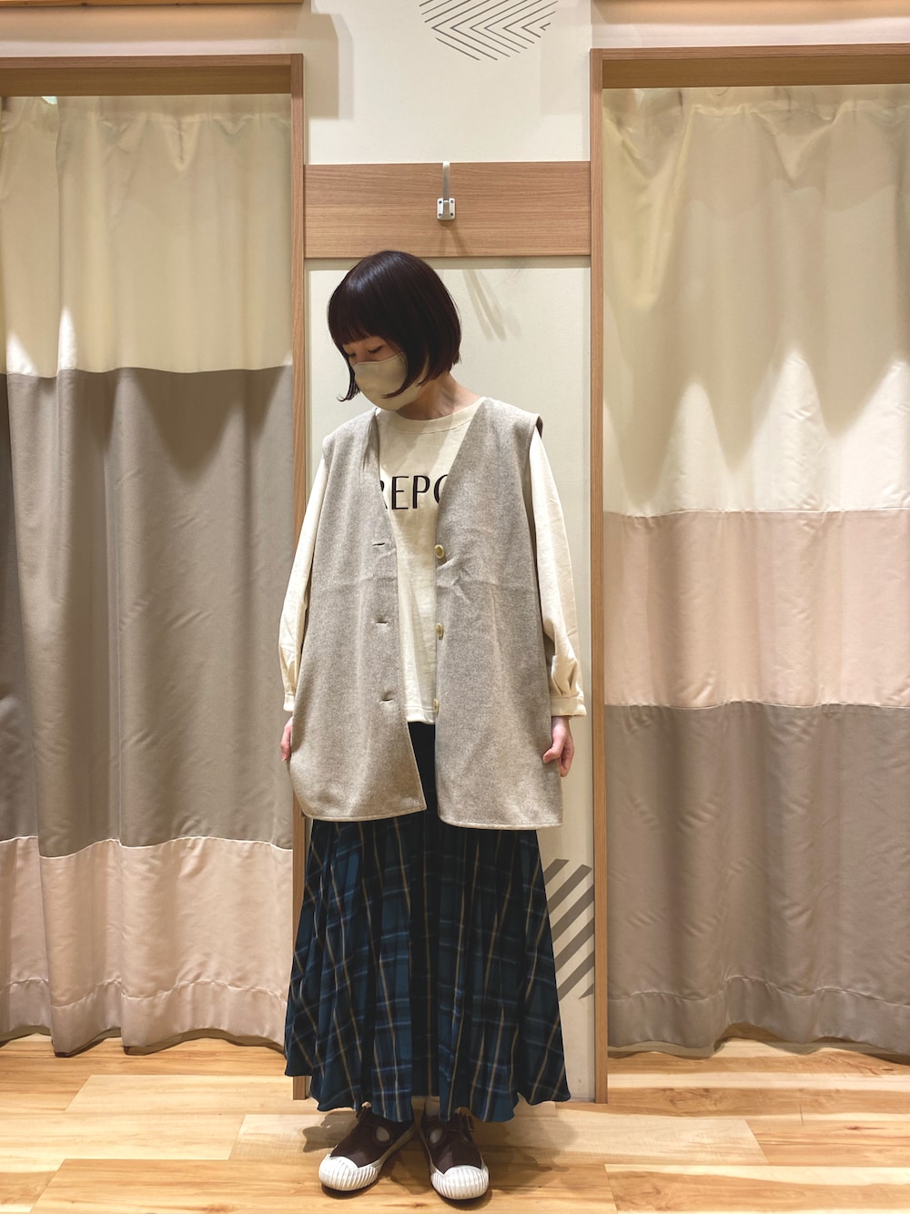 「SM2、Samansa Mos2、サマンサ モスモス(Samansa Mos2)、オトナカジュアル、秋、シンプル、ベスト、低身長、チェック、スカート、ロゴスウェット、ナチュラル、ootd」｜「CONVERSEのアイテム（スニーカー、ブラウン系）」を使った、yuさん（レディース・153cm）の秋コーディネートの1枚目の写真