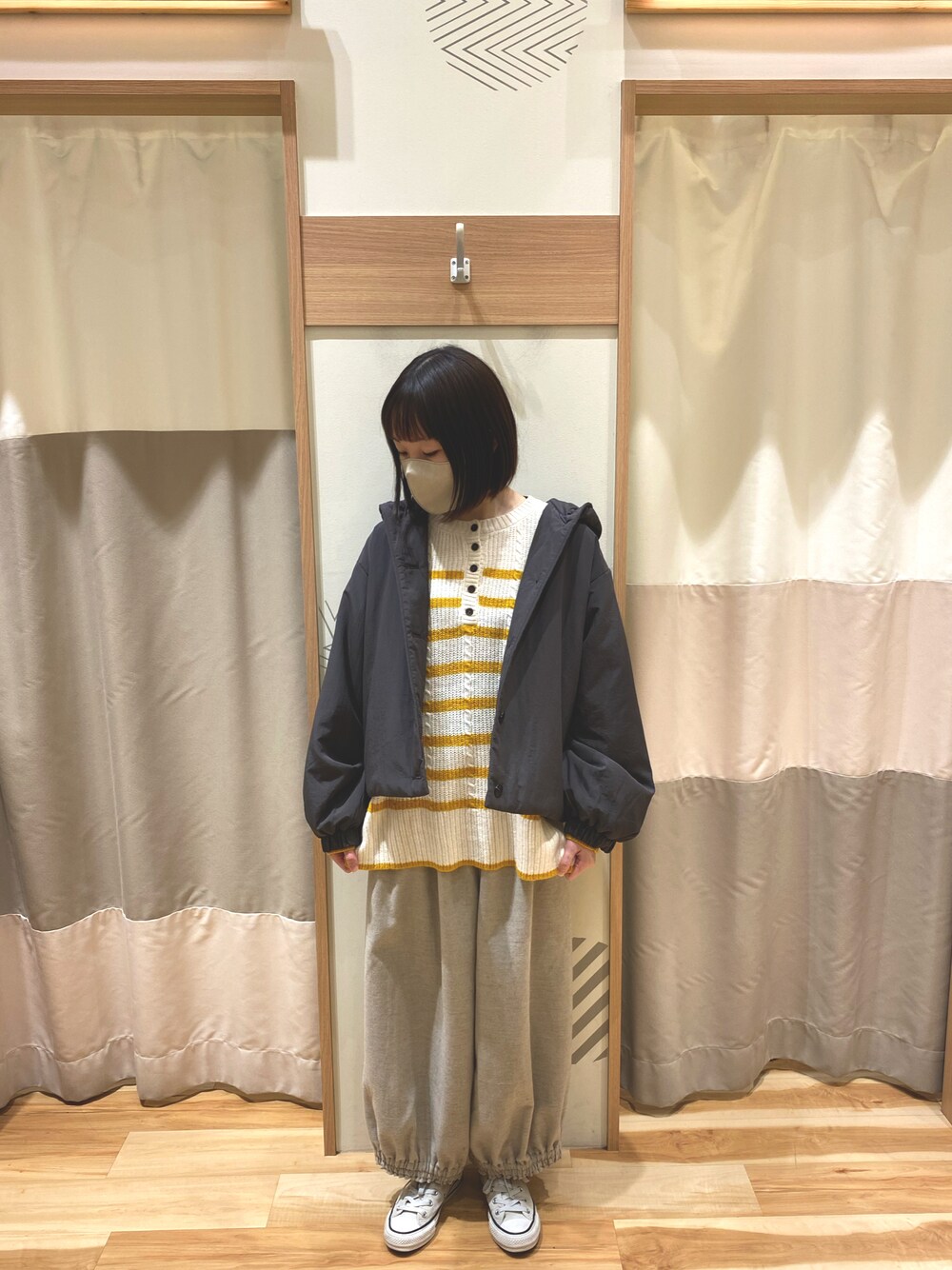 「Samansa Mos2、SM2、サマンサモスモス、着回しコーデ、大人カジュアル、アウター、ボーダー、パンツスタイル、ナチュラル、コンバース、ootd、ニット」｜「Samansa Mos2のケーブル編みボーダー柄前後2WAYカーディガン（カーディガン/ボレロ、イエロー系）」を使った、yuさん（レディース・153cm）の冬コーディネートの1枚目の写真