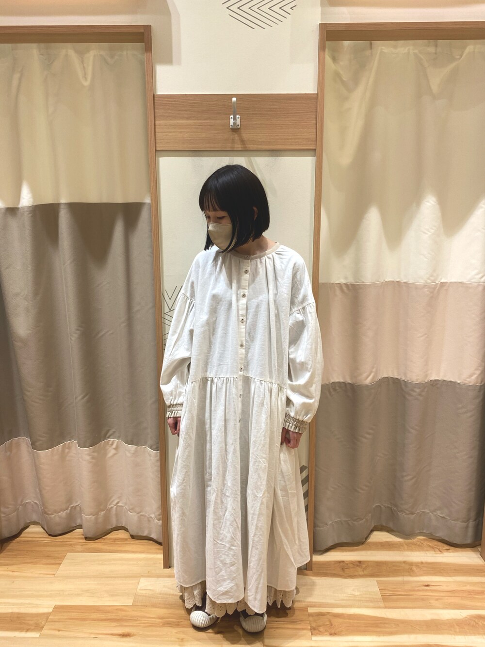「Samansa Mos2、SM2、低身長コーデ、休日スタイル、コンバース、ゆるコーデ、スカート、ワンピース、ナチュラル、ガーリー、サマンサ モスモス(Samansa Mos2)、ootd」｜「Samansa Mos2の配色パイピング前後2WAYワンピース（ワンピース、ホワイト系）」を使った、yuさん（レディース・153cm）の冬コーディネートの1枚目の写真