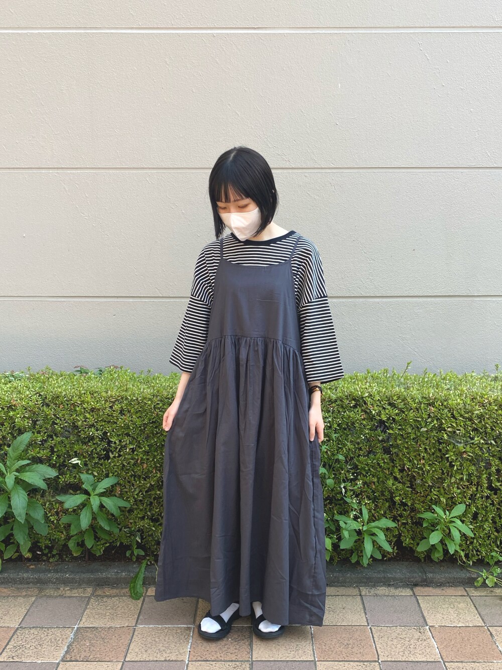 「Samansa Mos2、サマンサ モスモス(Samansa Mos2)、SM2、大人カジュアル、シンプル、ootd、低身長、キャミワンピ、ボーダー、夏コーデ、お出かけコーデ、Tシャツ」｜「Samansa Mos2のインドコットン後ろリボンキャミワンピース（ワンピース、グレー系）」を使った、yuさん（レディース・154cm）の夏コーディネートの1枚目の写真