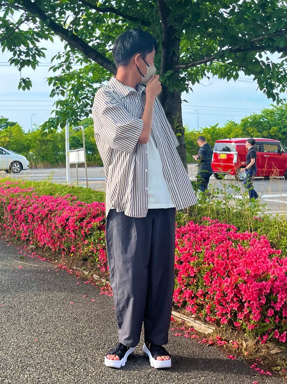 「夏コーデ、カジュアルコーデ、オーバーサイズ、柄シャツ、厚底シューズ、白Tシャツ、シャツ、NIKE、ユニクロ、ストライプシャツ、半袖シャツ、休日スタイル、きれいめカジュアル、夏セールで買いました、Tシャツ」｜「CIAOPANIC TYPYの【新色追加！】ブロードビッグ半袖シャツ（シャツ/ブラウス、グリーン系）」を使った、うめだこうへいさん（メンズ・177cm）の夏コーディネートの1枚目の写真