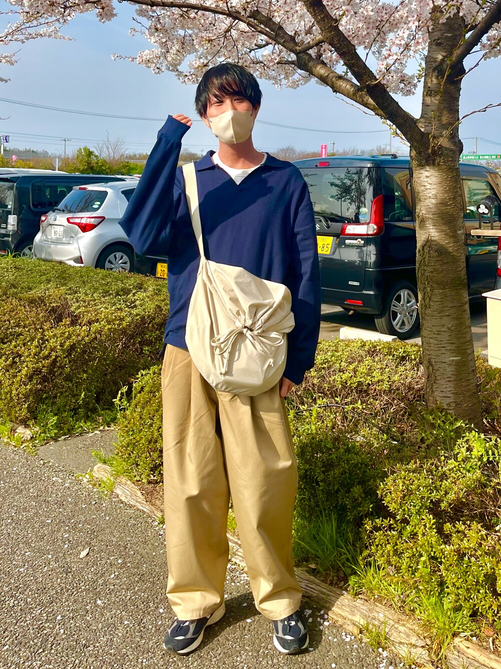 「シンプルコーデ、カジュアル、おしゃれさんと繋がりたい、大人コーデ、大人カジュアル、休日スタイル、チャオパニックティピー(CIAOPANIC TYPY)、ワイドパンツ、スニーカーコーデ、ポロシャツ、ユニクロ、チノパン」｜「CIAOPANIC TYPYのオーバーサイズスキッパーポロ（ポロシャツ、ブルー系）」を使った、うめだこうへいさん（メンズ・177cm）の春コーディネートの1枚目の写真