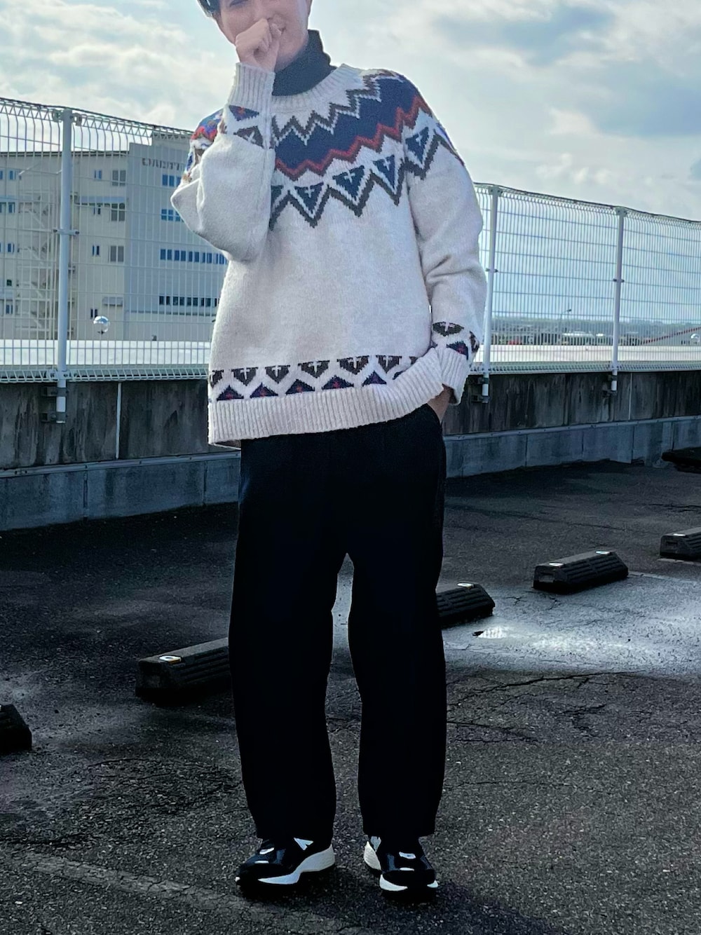 ホワイト系のニット/セーター、ブルー系のスニーカー、ホワイト系のTシャツ/カットソーを着用したメンズの秋コーディネートの1枚目の写真