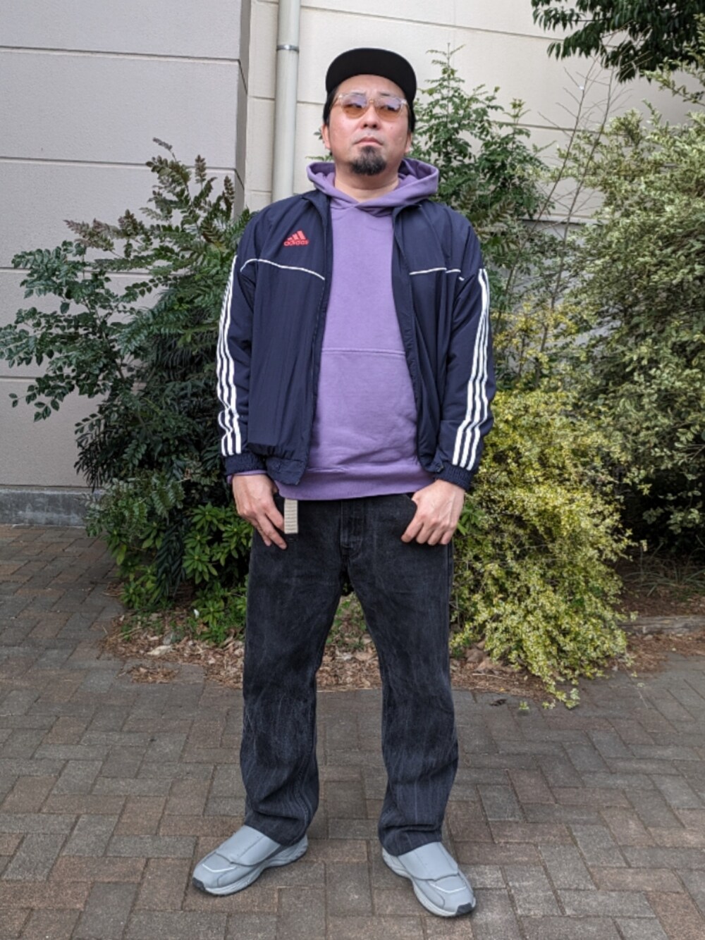 「春コーデ、スポーツミックス、大人カジュアル、adidas、デニムパンツ、ブラックデニム」｜「NEW ERAのアイテム（キャップ、ブラック系）」を使った、dama941さん（メンズ・177cm）の春コーディネートの1枚目の写真