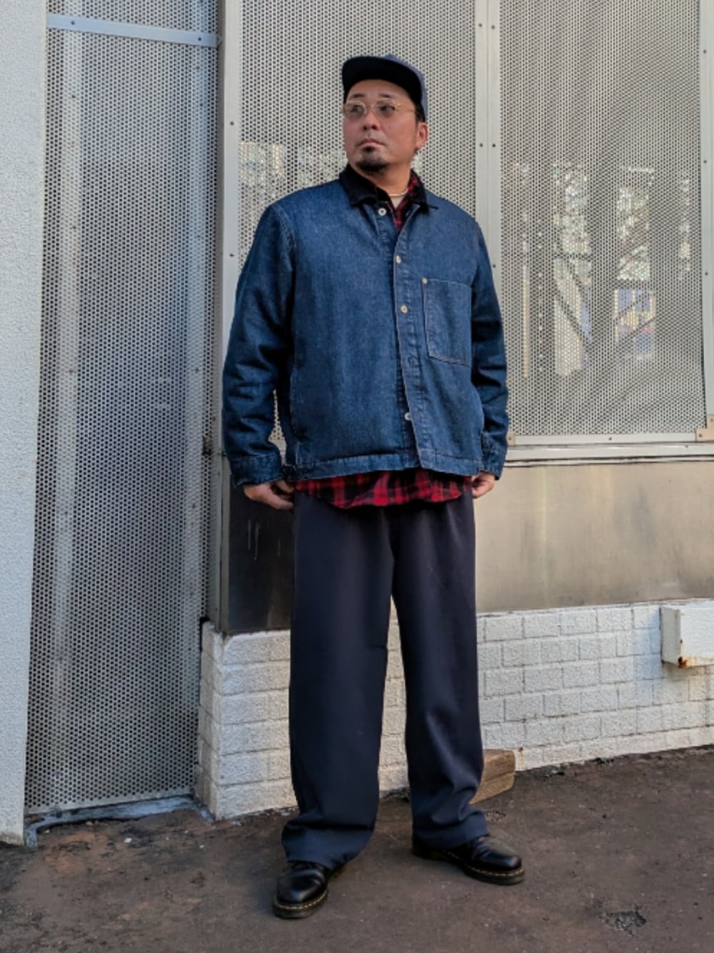 「大人カジュアル、ストリート、デニムジャケット、40代ファッション、GAP、Dr.Martens、ADAM ET ROPÉ、yupoong」｜「GAPのアイテム（デニムジャケット、ブルー系）」を使った、dama941さん（メンズ・177cm）の冬コーディネートの1枚目の写真
