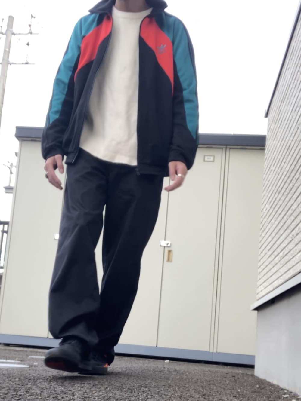 「古着のアイテム（パンツ、ブラック系）」を使った、りょうすけ　RYMSさん（メンズ・176cm）の冬コーディネートの1枚目の写真