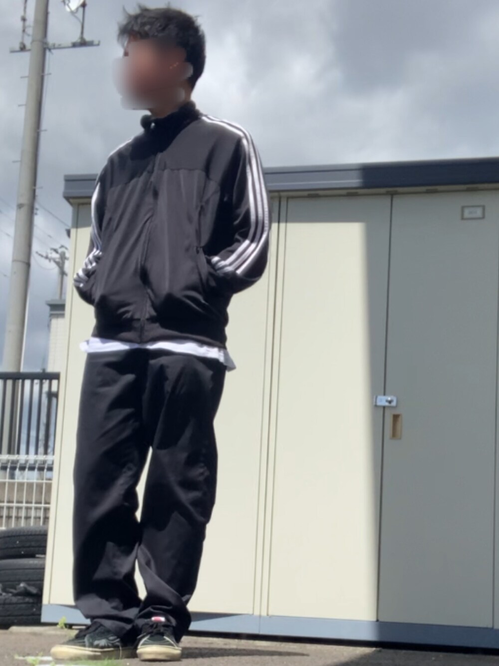 「古着のアイテム（パンツ、ブラック系）」を使った、りょうすけ　RYMSさん（メンズ・176cm）の春コーディネートの1枚目の写真