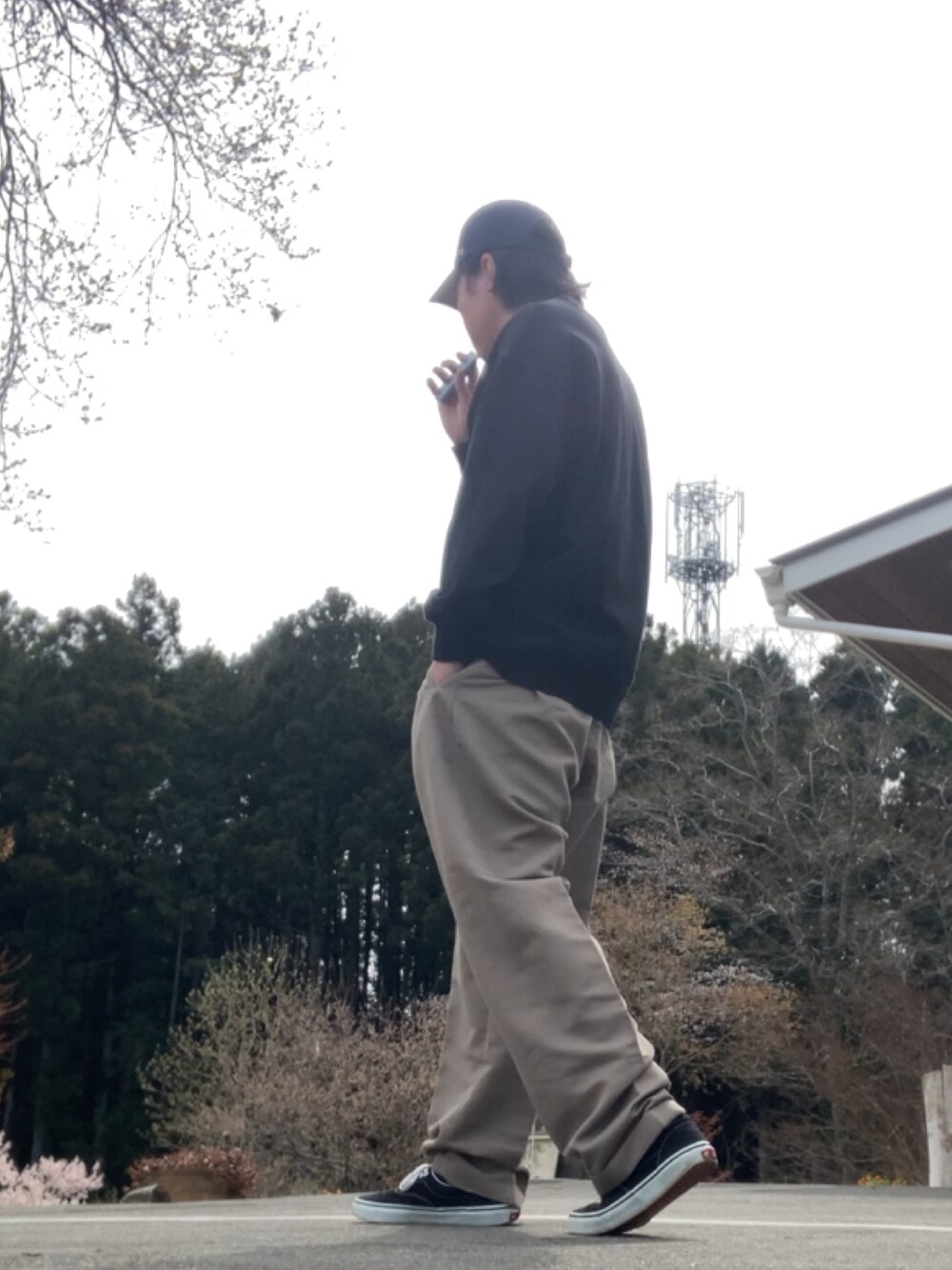 「DOCKERSのアイテム（チノパンツ、ベージュ系）」を使った、りょうすけ　RYMSさん（メンズ・176cm）の春コーディネートの1枚目の写真