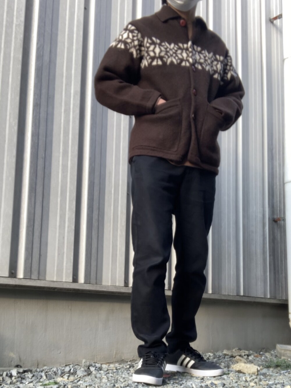 「古着のアイテム（シャツ/ブラウス、グレー系）」を使った、りょうすけ　RYMSさん（メンズ・176cm）の春コーディネートの1枚目の写真