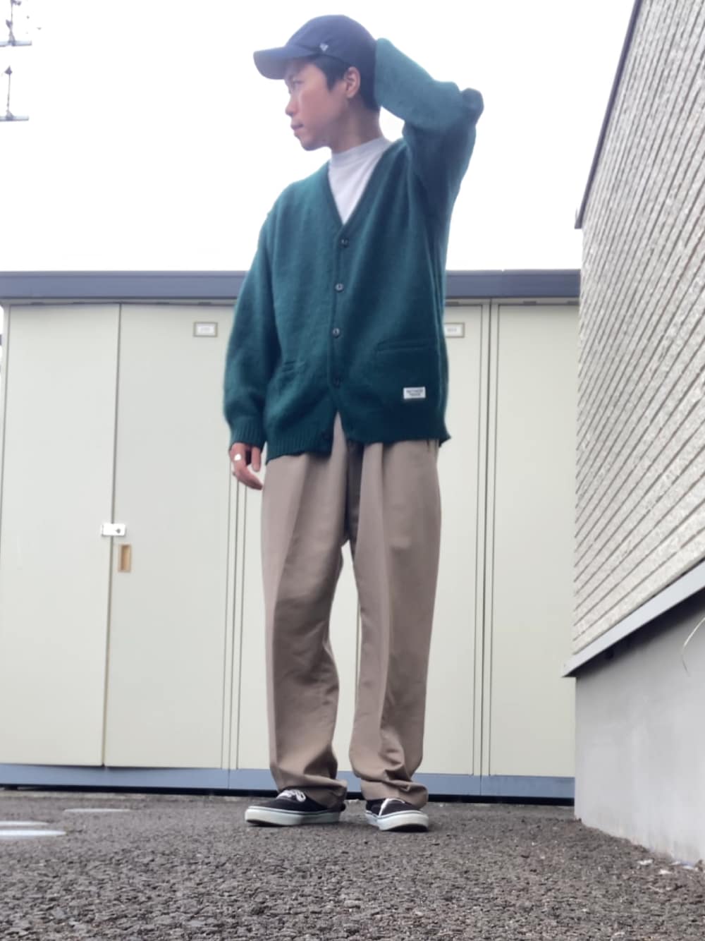 「ワコマリア、カーディガン、モヘアカーディガン、グリーン」｜「DOCKERSのアイテム（チノパンツ、ベージュ系）」を使った、りょうすけ　RYMSさん（メンズ・176cm）の夏コーディネートの1枚目の写真