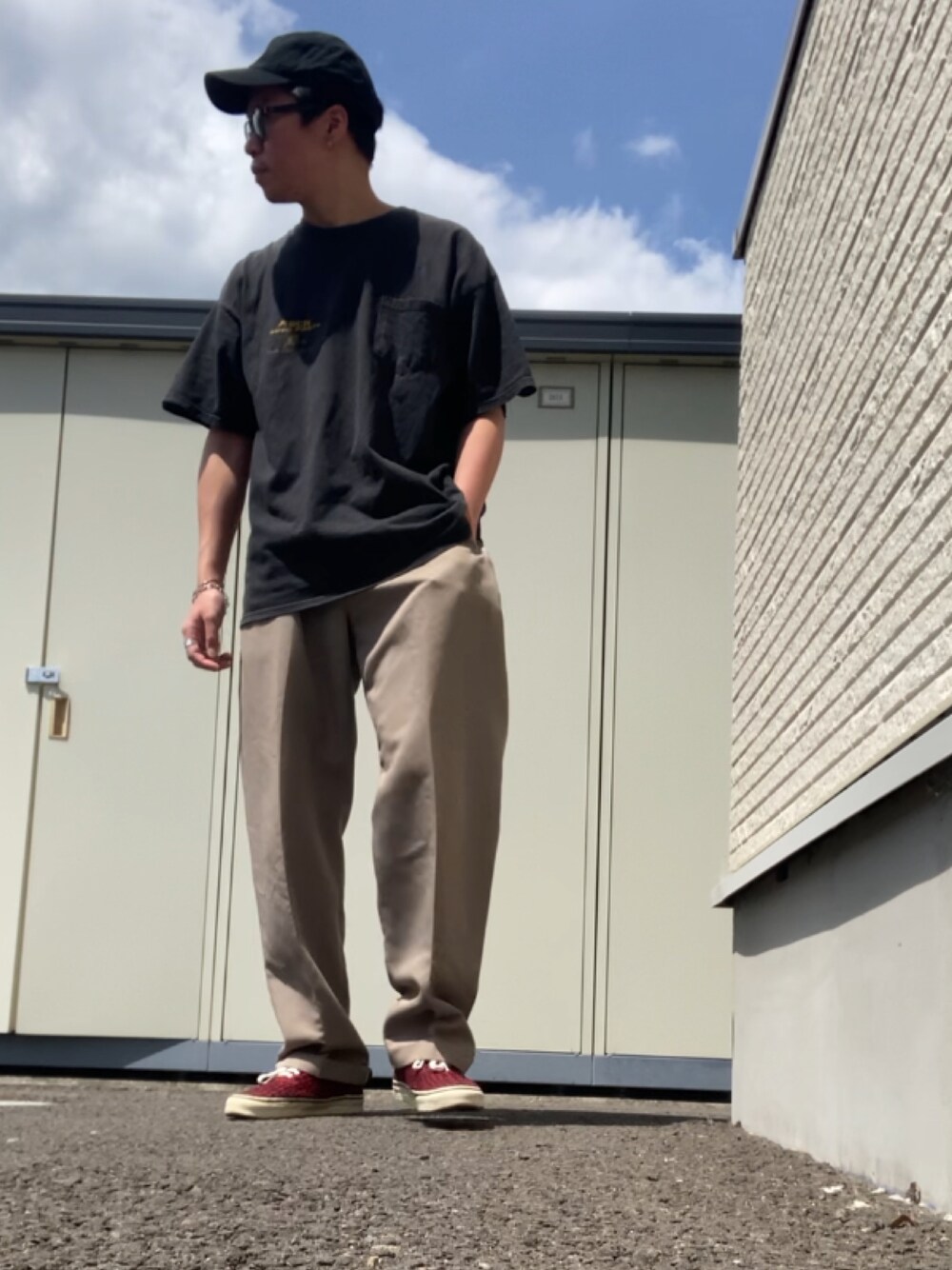 「DOCKERSのアイテム（チノパンツ、ベージュ系）」を使った、りょうすけ　RYMSさん（メンズ・176cm）の春コーディネートの1枚目の写真