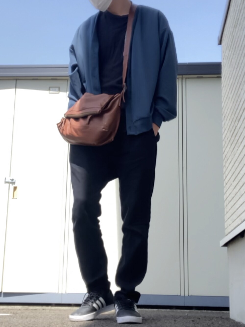 「カーディガン」｜「古着のアイテム（その他パンツ、ブラック系）」を使った、りょうすけ　RYMSさん（メンズ・176cm）の春コーディネートの1枚目の写真