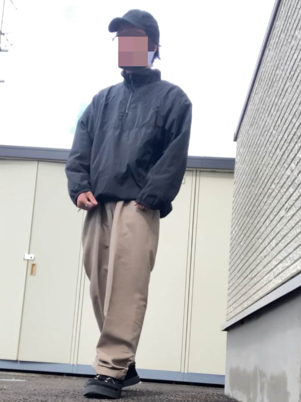 「DOCKERSのアイテム（チノパンツ、ベージュ系）」を使った、りょうすけ　RYMSさん（メンズ・176cm）の春コーディネートの1枚目の写真