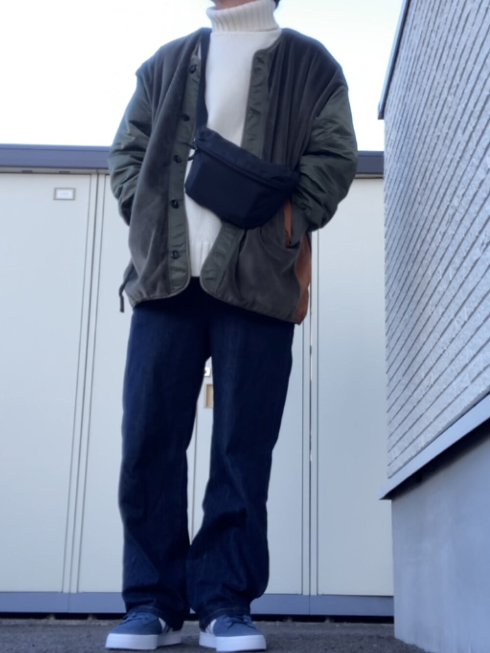 「古着のアイテム（ノーカラーコート、グリーン系）」を使った、りょうすけ　RYMSさん（メンズ・176cm）の冬コーディネートの1枚目の写真