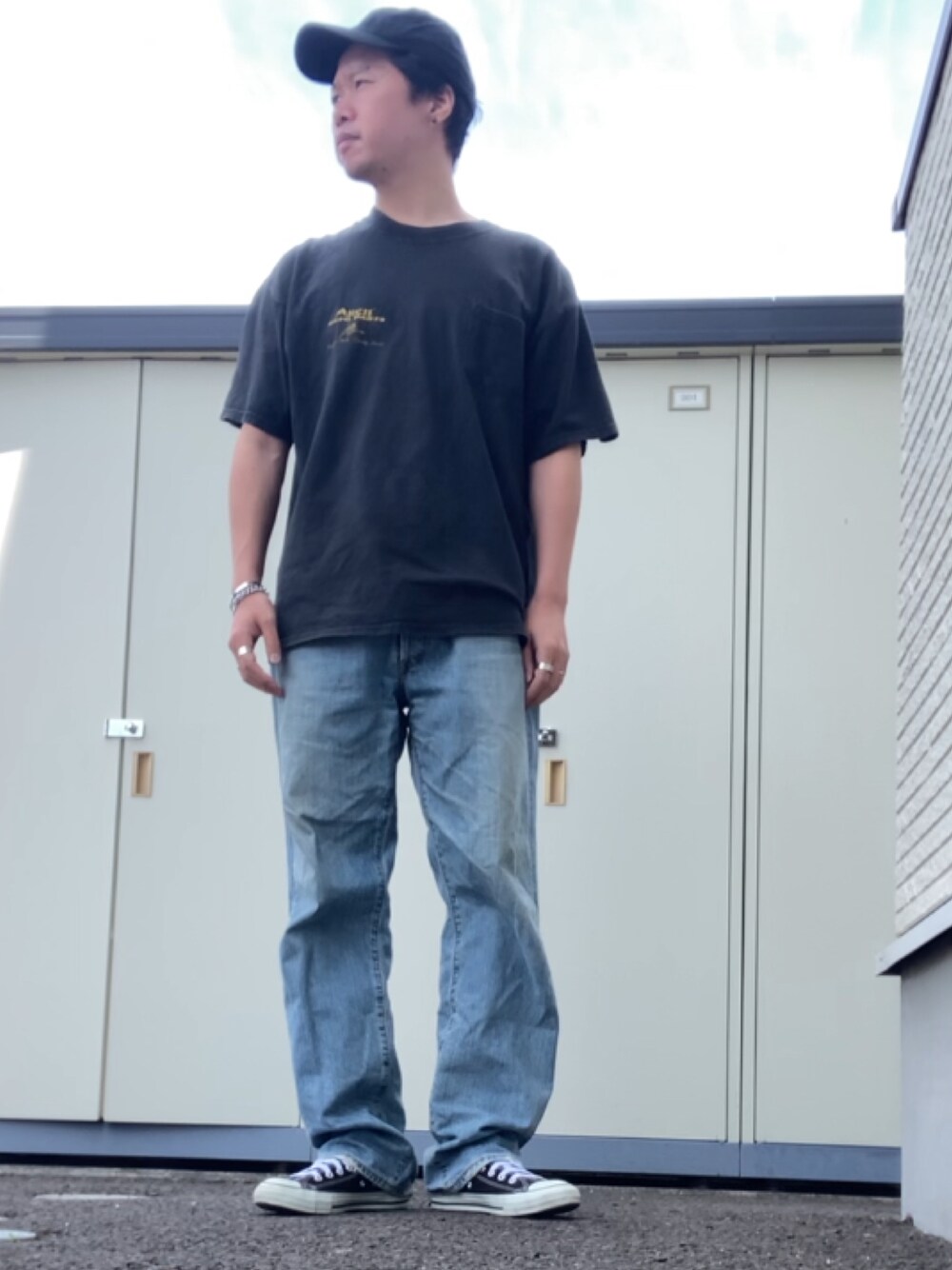 「Levi'sのアイテム（デニムパンツ、ブルー系）」を使った、りょうすけ　RYMSさん（メンズ・176cm）の夏コーディネートの1枚目の写真