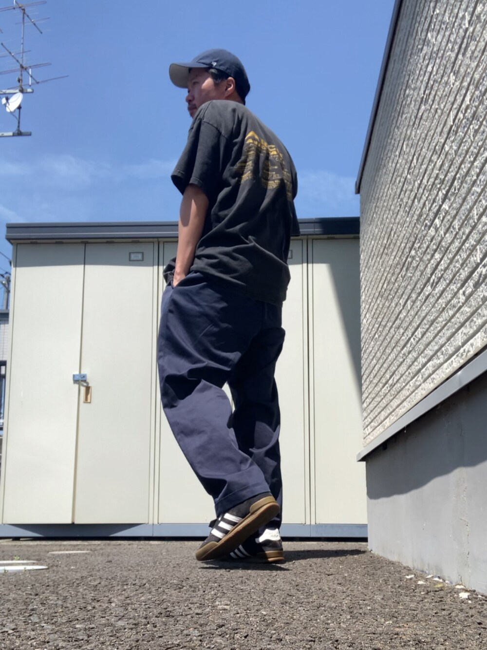 「古着のアイテム（パンツ、ブルー系）」を使った、りょうすけ　RYMSさん（メンズ・176cm）の春コーディネートの1枚目の写真
