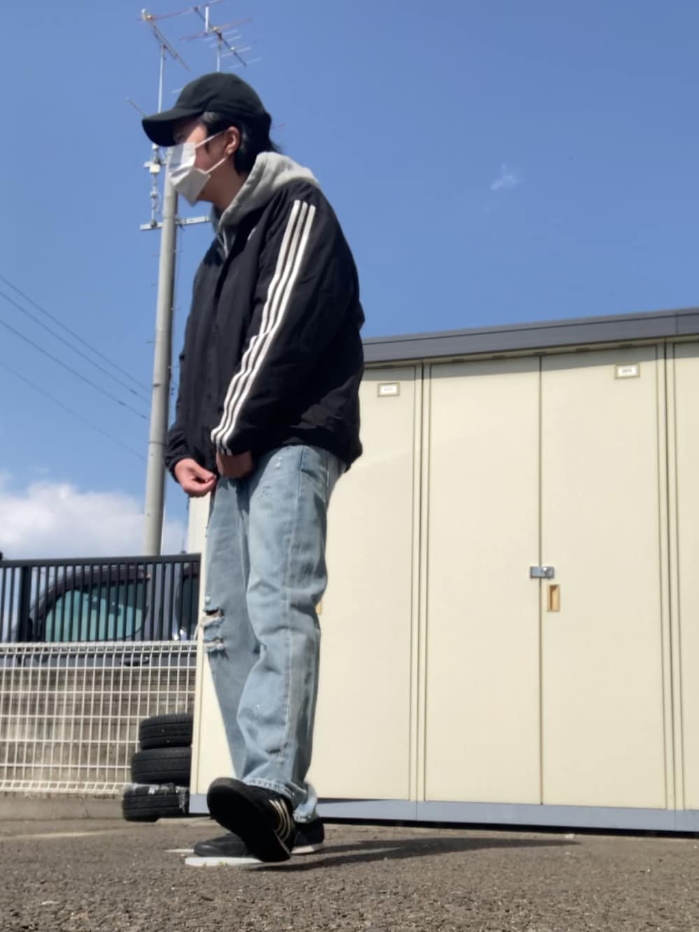 「adidasのアイテム（スニーカー、ブラック系）」を使った、りょうすけ　RYMSさん（メンズ・176cm）の春コーディネートの1枚目の写真