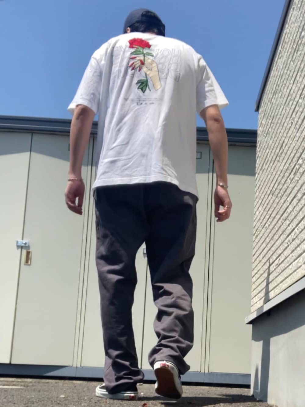 「GUNG HOのアイテム（パンツ、グレー系）」を使った、りょうすけ　RYMSさん（メンズ・176cm）の夏コーディネートの1枚目の写真