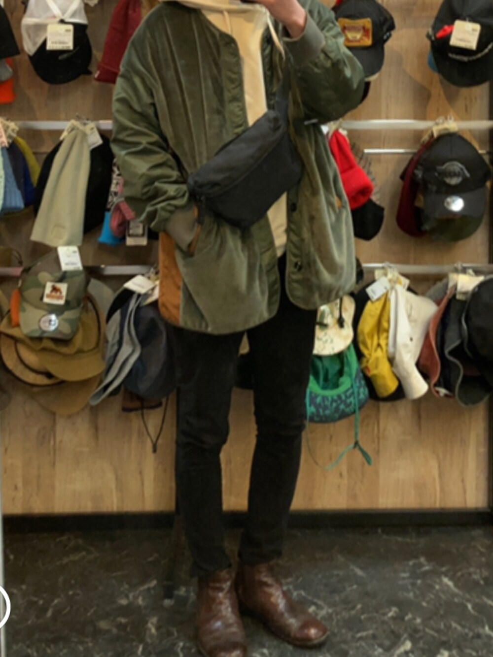 「古着のアイテム（ノーカラーコート、グリーン系）」を使った、りょうすけ　RYMSさん（メンズ・176cm）の冬コーディネートの1枚目の写真
