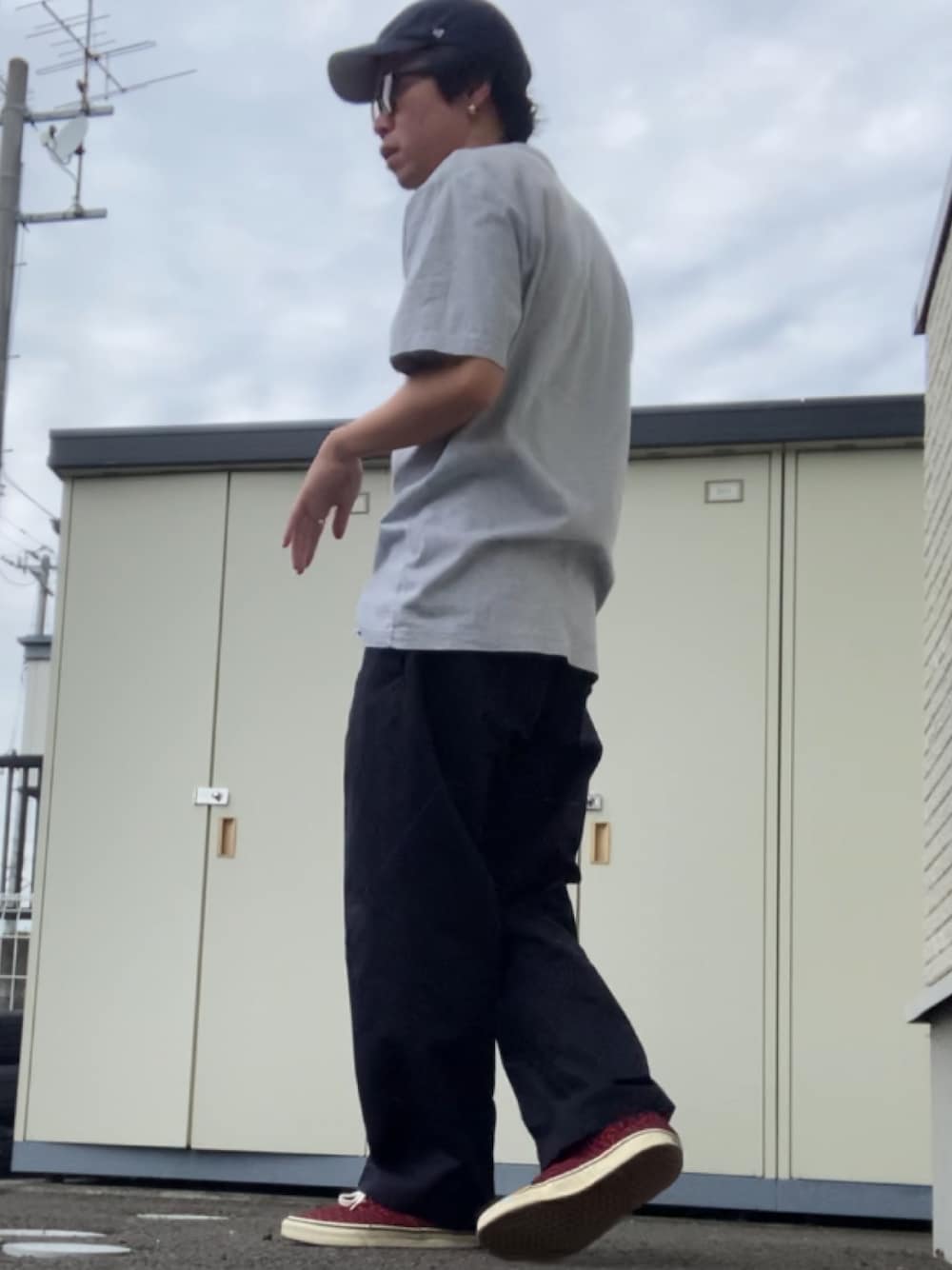 「Eddie Bauerのアイテム（パンツ、ブルー系）」を使った、りょうすけ　RYMSさん（メンズ・176cm）の秋コーディネートの1枚目の写真