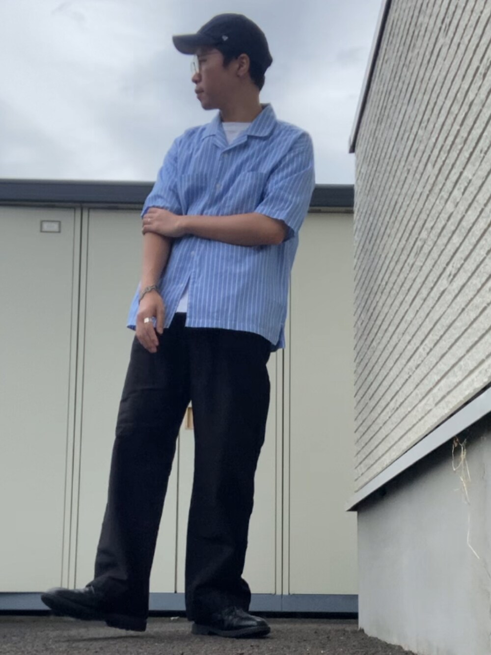 「UNIQLOのアイテム（スラックス、グレー系）」を使った、りょうすけ　RYMSさん（メンズ・176cm）の春コーディネートの1枚目の写真