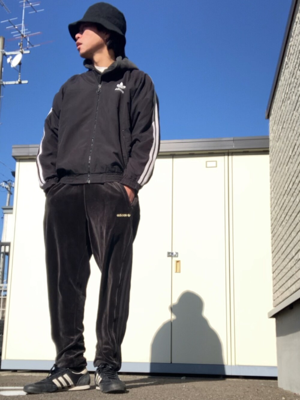「古着のアイテム（帽子、ブラック系）」を使った、りょうすけ　RYMSさん（メンズ・176cm）の冬コーディネートの1枚目の写真
