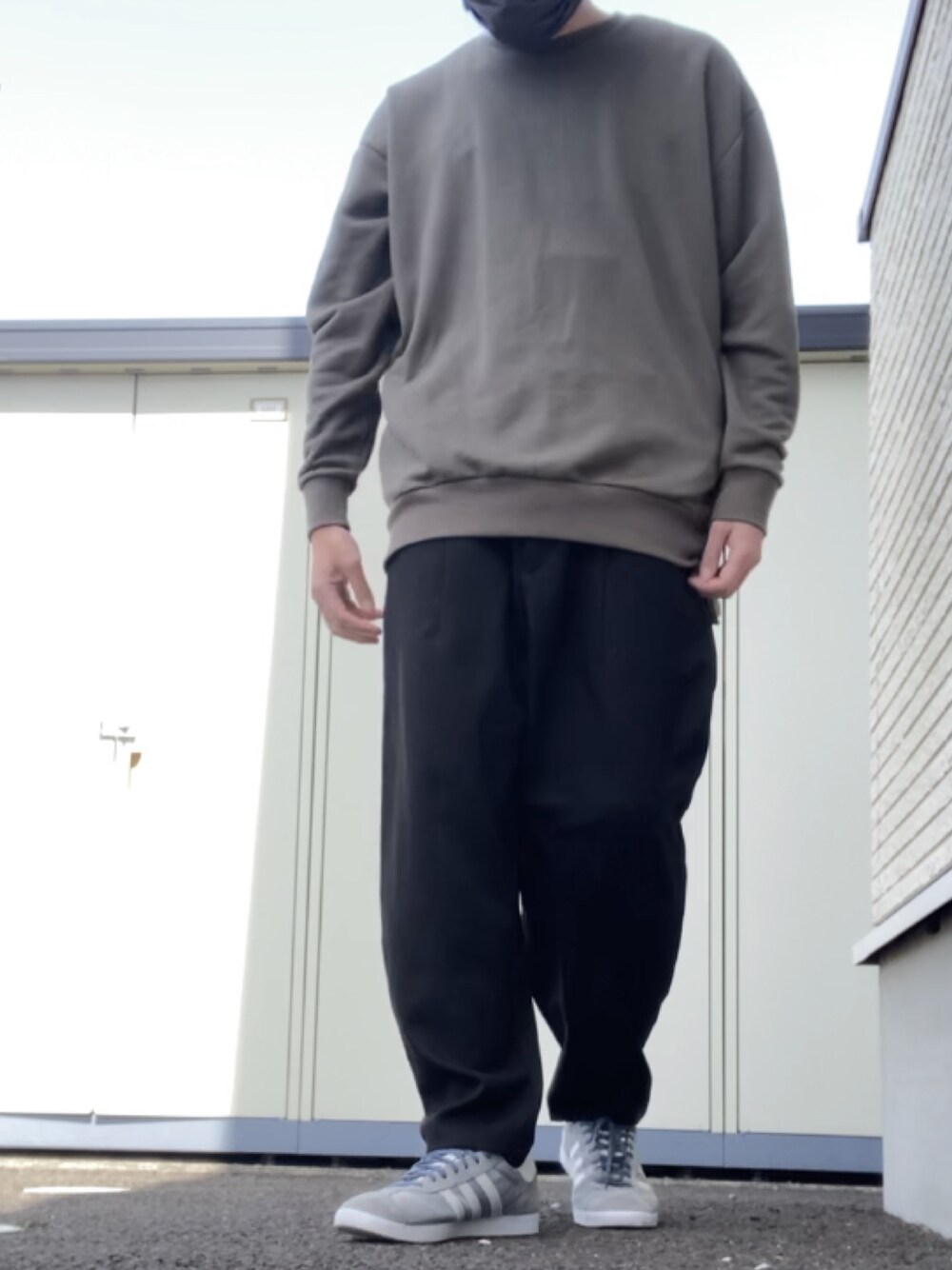 「古着のアイテム（パンツ、ブラック系）」を使った、りょうすけ　RYMSさん（メンズ・176cm）の春コーディネートの1枚目の写真