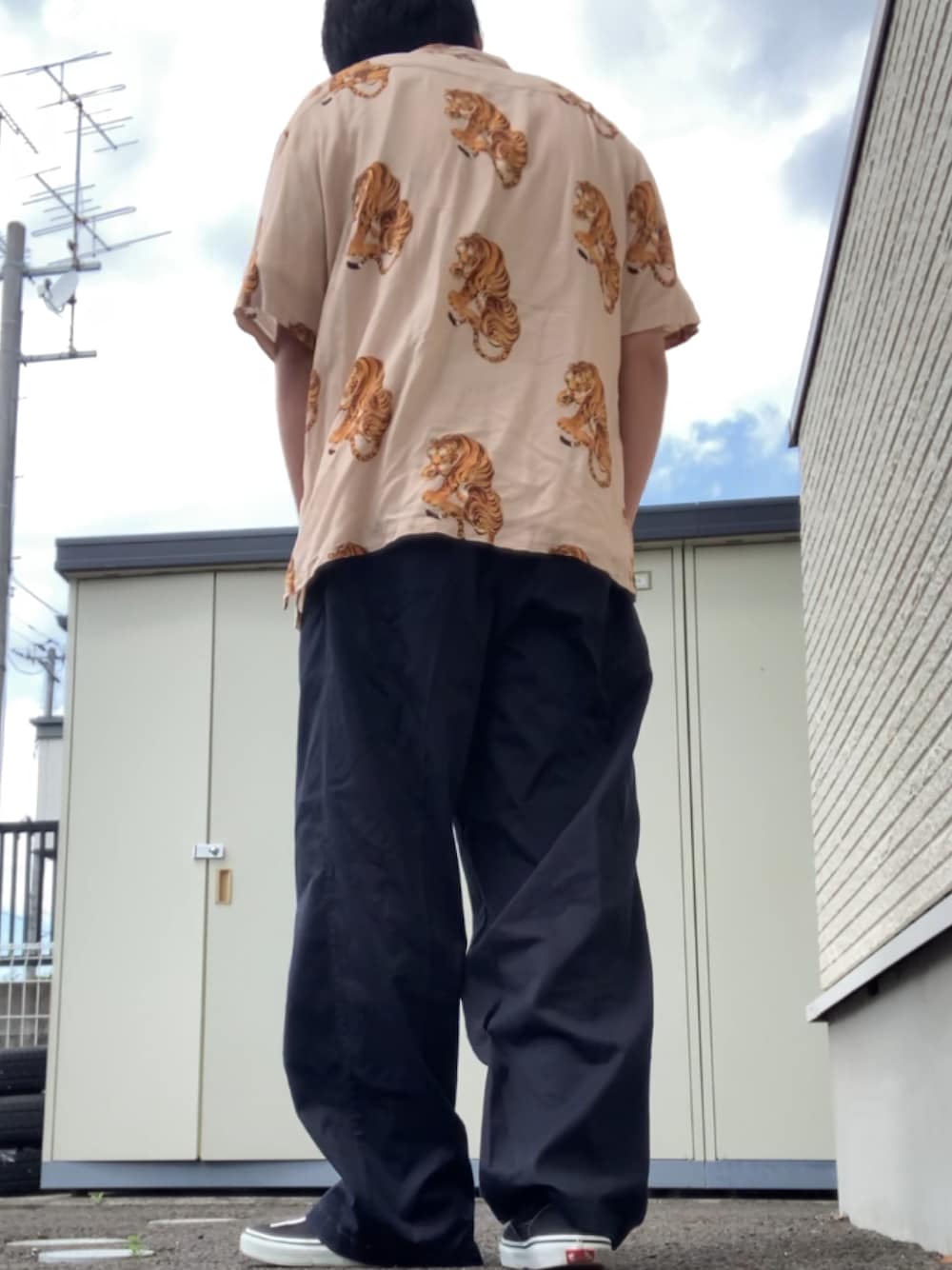 「虎柄、虎、シャツスタイル、柄シャツ、柄シャツ×ワイドパンツ、ガラシャツ」｜「古着のアイテム（パンツ、ブルー系）」を使った、りょうすけ　RYMSさん（メンズ・176cm）の夏コーディネートの1枚目の写真