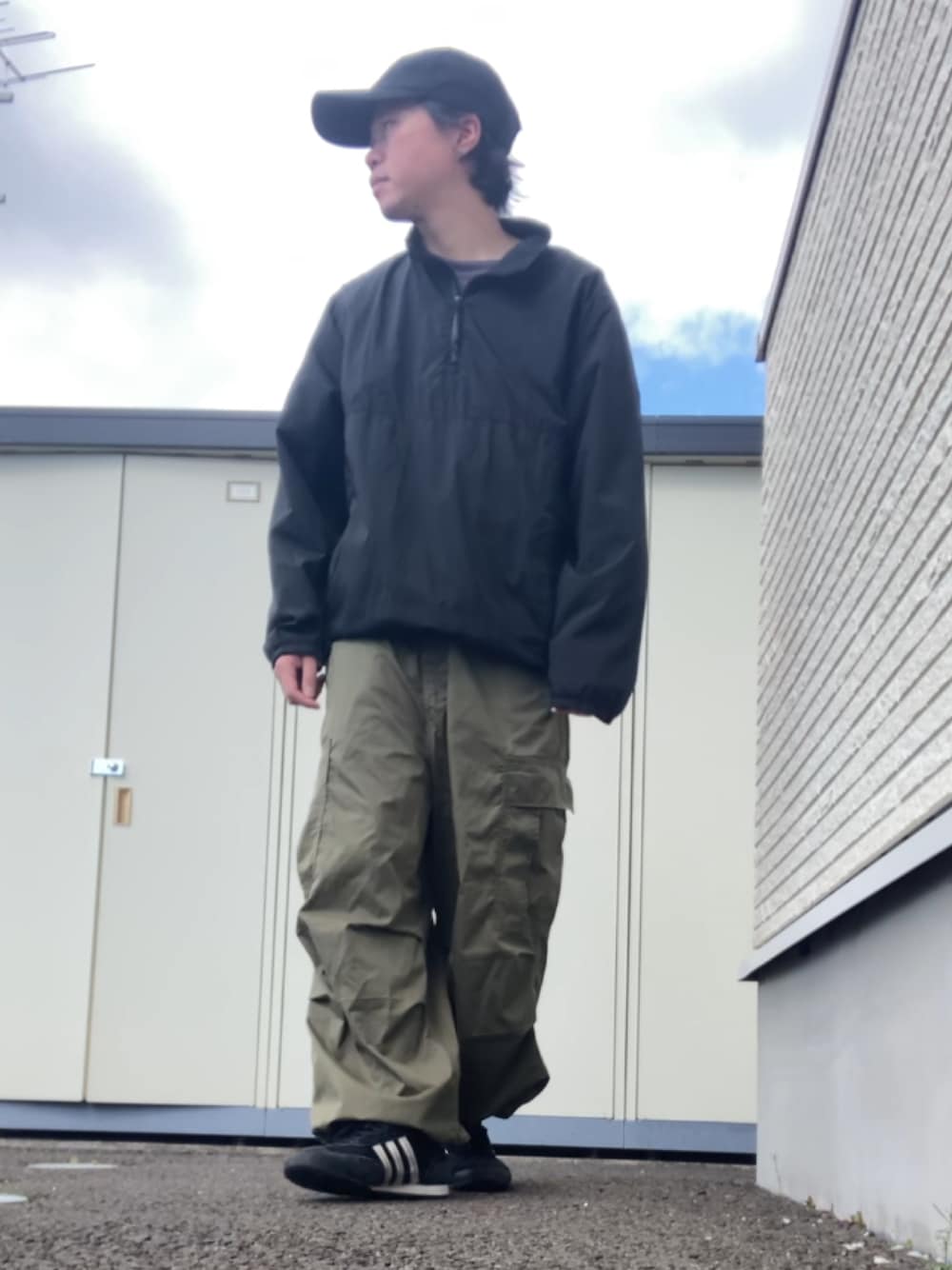 「GUのアイテム（カーゴパンツ、グリーン系）」を使った、りょうすけ　RYMSさん（メンズ・176cm）の春コーディネートの1枚目の写真