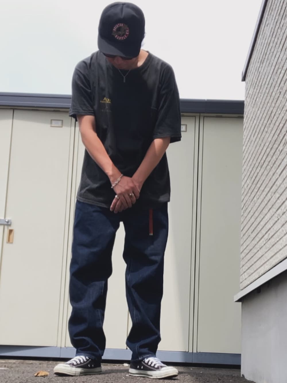 「Levi'sのアイテム（デニムパンツ、ブルー系）」を使った、りょうすけ　RYMSさん（メンズ・176cm）の夏コーディネートの1枚目の写真