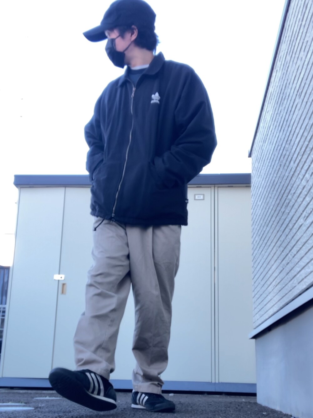 「DOCKERSのアイテム（チノパンツ、ベージュ系）」を使った、りょうすけ　RYMSさん（メンズ・176cm）の冬コーディネートの1枚目の写真