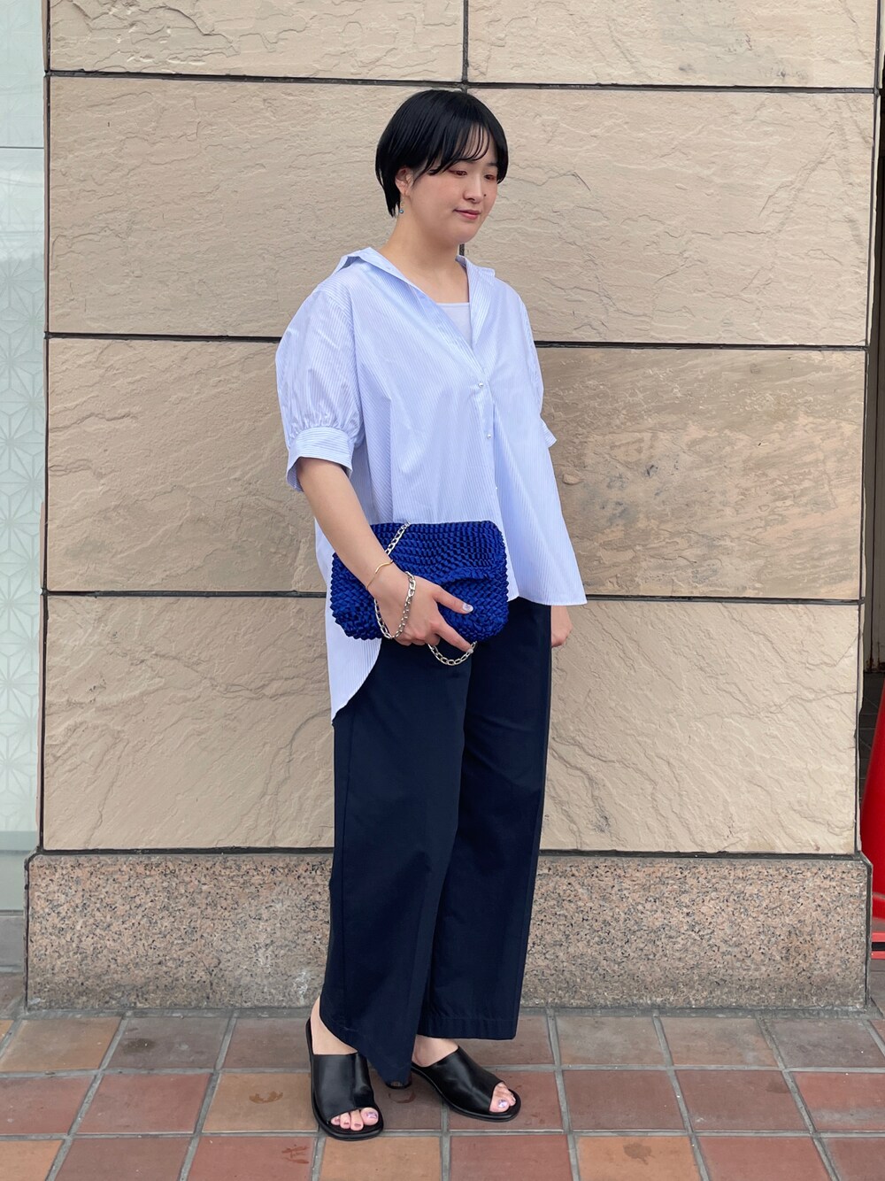 「ストライプシャツ、パールボタン、バギーパンツ、ブルーコーデ、ブルー、テチチ(Te chichi)、骨格ストレート、高身長女子、高身長コーデ」｜「Te chichiのパール釦ボリュームスリーブシャツ（シャツ/ブラウス、ブルー系）」を使った、Momokoさん（レディース・168cm）の夏コーディネートの1枚目の写真