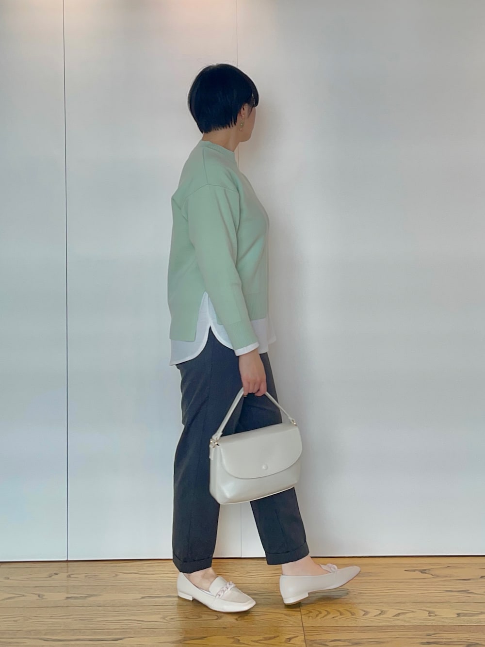 「みどり、グリーン、レイヤードスタイル、ワッフルクルーネックＴ、ルノンキュール、小物は白、骨格ストレート、イエベ春、春コーデ、高身長、高身長女子、高身長コーデ」｜「Lugnoncureのフラップミニショルダーバッグ（ハンドバッグ、ホワイト系）」を使った、Momokoさん（レディース・168cm）の冬コーディネートの1枚目の写真