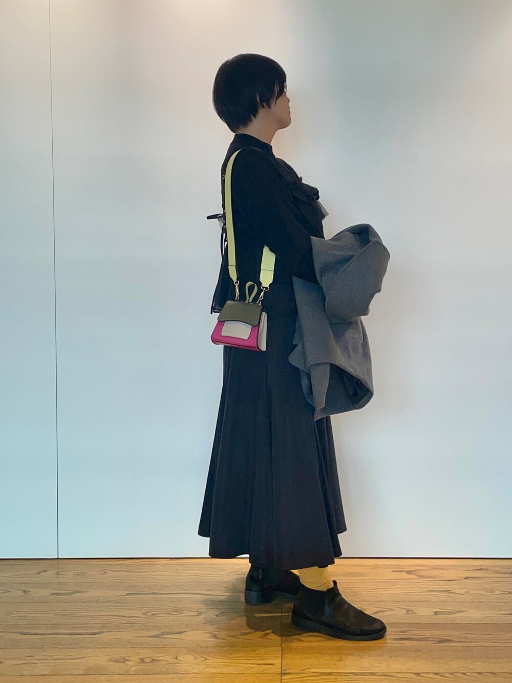「チュールトップス、袖ボリューム、ピンク、オールブラック、骨格ストレート」｜「Te chichiのバイカラーミニバッグ（ハンドバッグ、ピンク系）」を使った、Momokoさん（レディース・168cm）の秋コーディネートの1枚目の写真