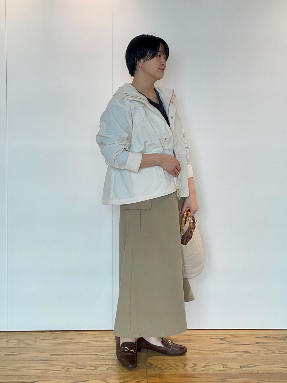 「お花見コーデ、マウンテンパーカー、オフィスシーンで活躍、テチチ(Te chichi)、骨格ストレート、高身長女子、高身長コーデ」｜「Te chichiのフーディーブルゾン（ブルゾン、ホワイト系）」を使った、Momokoさん（レディース・168cm）の春コーディネートの1枚目の写真