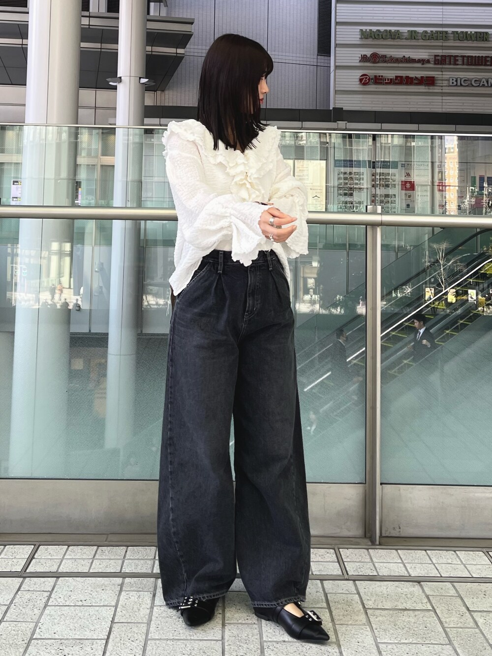 ホワイト系のシャツ/ブラウス、ブラック系のデニムパンツを着用したレディースの春コーディネートの1枚目の写真