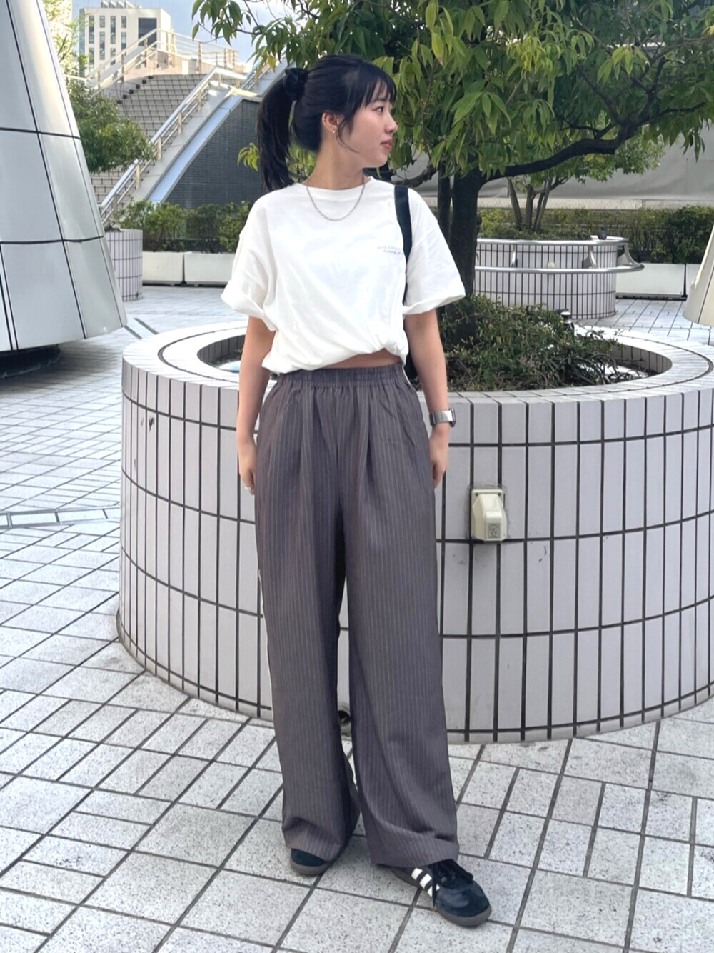 ホワイト系のTシャツ/カットソー、グレー系のその他パンツを着用したレディースの春コーディネートの1枚目の写真