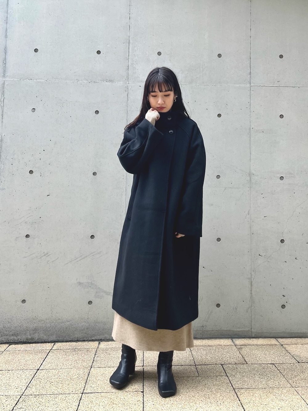 ブラック系のその他アウター、グレー系のワンピースを着用したレディースの冬コーディネートの1枚目の写真