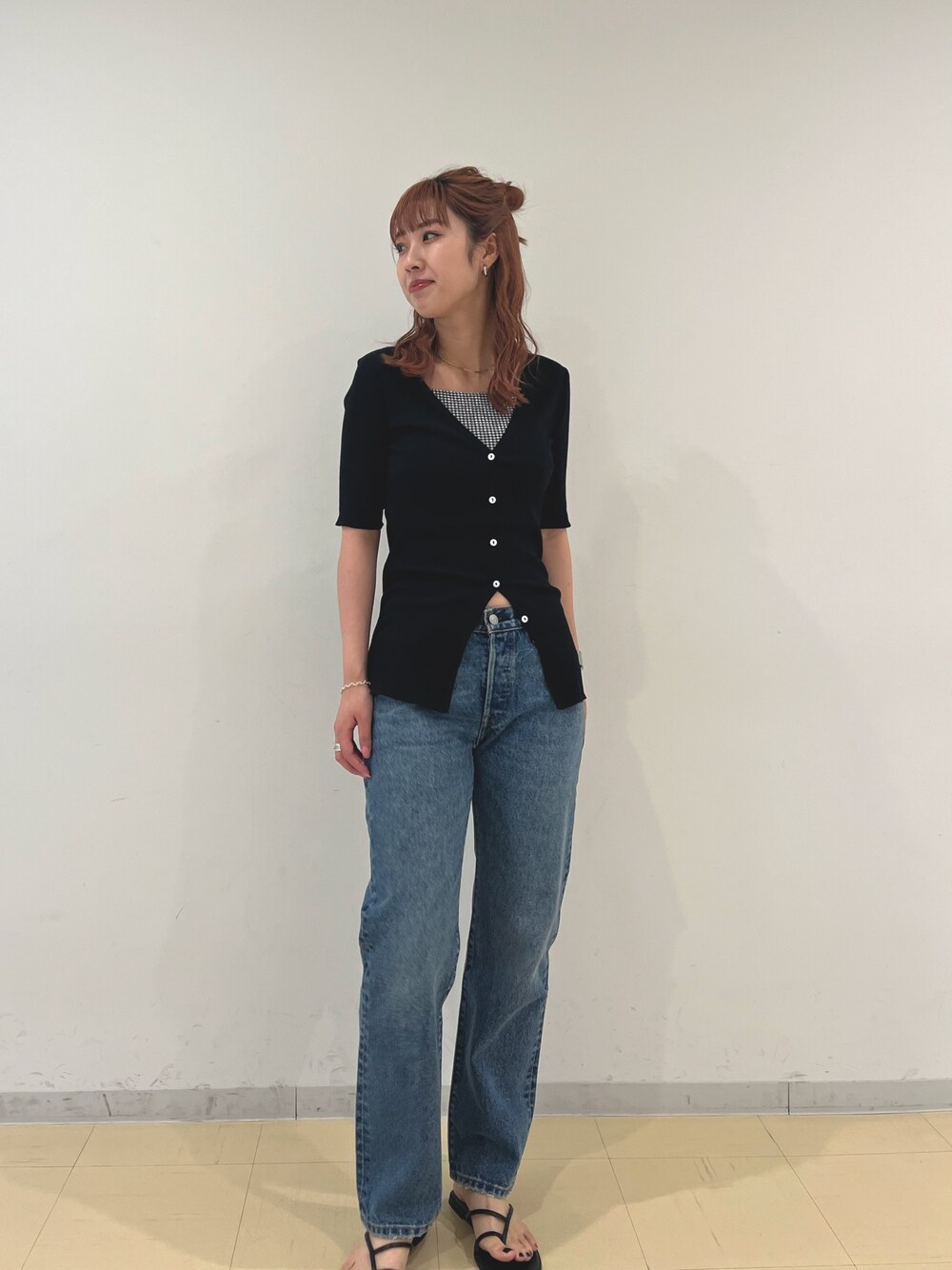 ブラック系のカーディガン/ボレロ、ブルー系のデニムパンツ、ブラック系の水着を着用したレディースの夏コーディネートの1枚目の写真