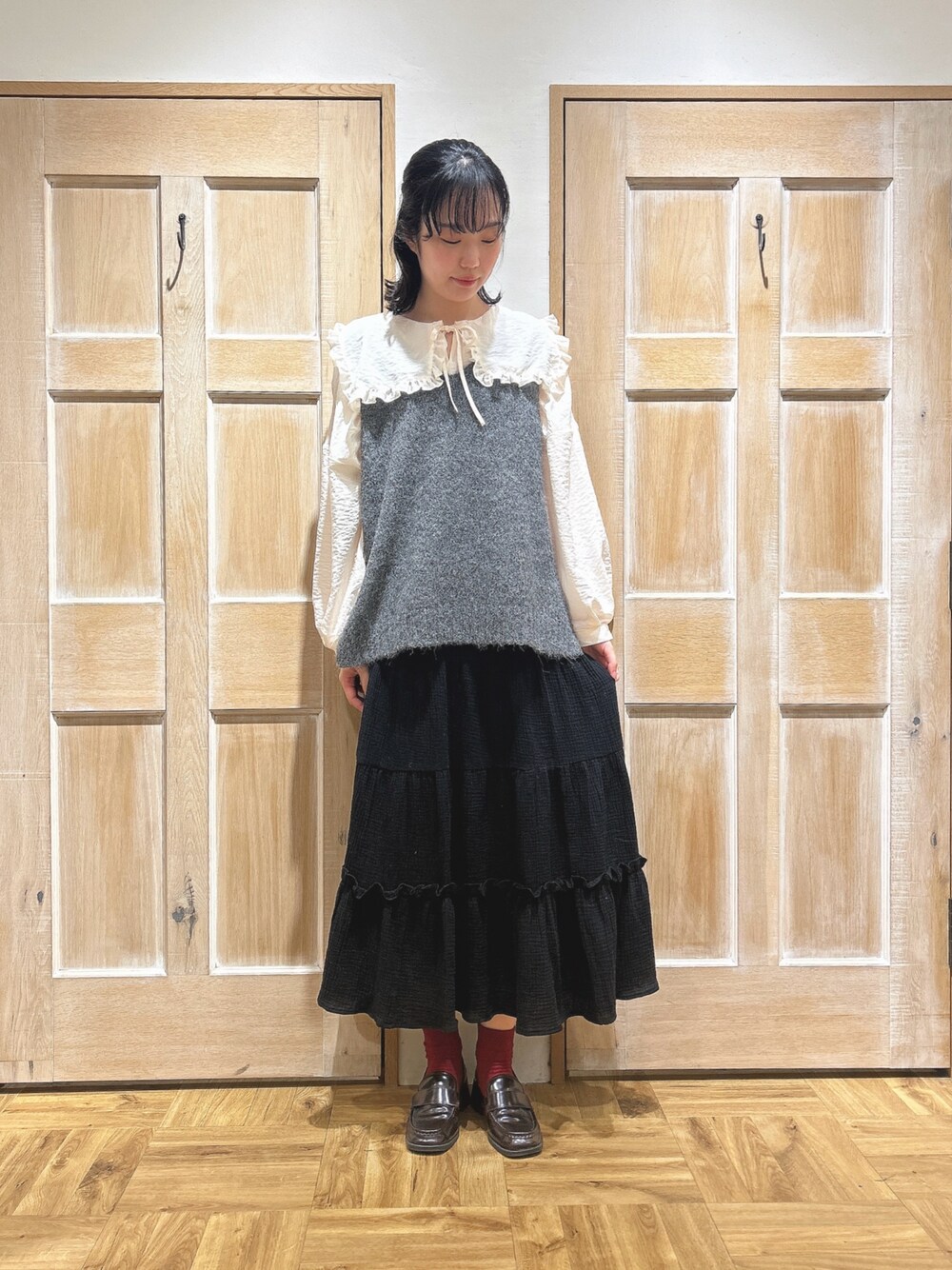「Samansa Mos2、サマンサ モスモス(Samansa Mos2)、大人ガーリー、ガーリー、モノトーン、フリルブラウス、ニットベスト、ティアードスカート、お出かけコーデ、秋コーデ、冬コーデ、シャギーニット、高身長女子」｜「Samansa Mos2のフリルセーラーカラー前後着ブラウス（シャツ/ブラウス、ホワイト系）」を使った、kahoさん（レディース・169cm）の秋コーディネートの1枚目の写真