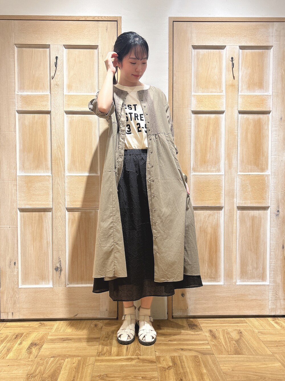 「Samansa Mos2、SM2、サマンサ モスモス(Samansa Mos2)、ワンピース、オリーブ、スカート、ドット、秋コーデ、秋服、高身長女子、カジュアルコーデ、ナチュラル、休日スタイル」｜「Samansa Mos2のドビーリングドットスカート（スカート、ブラック系）」を使った、kahoさん（レディース・169cm）の夏コーディネートの1枚目の写真