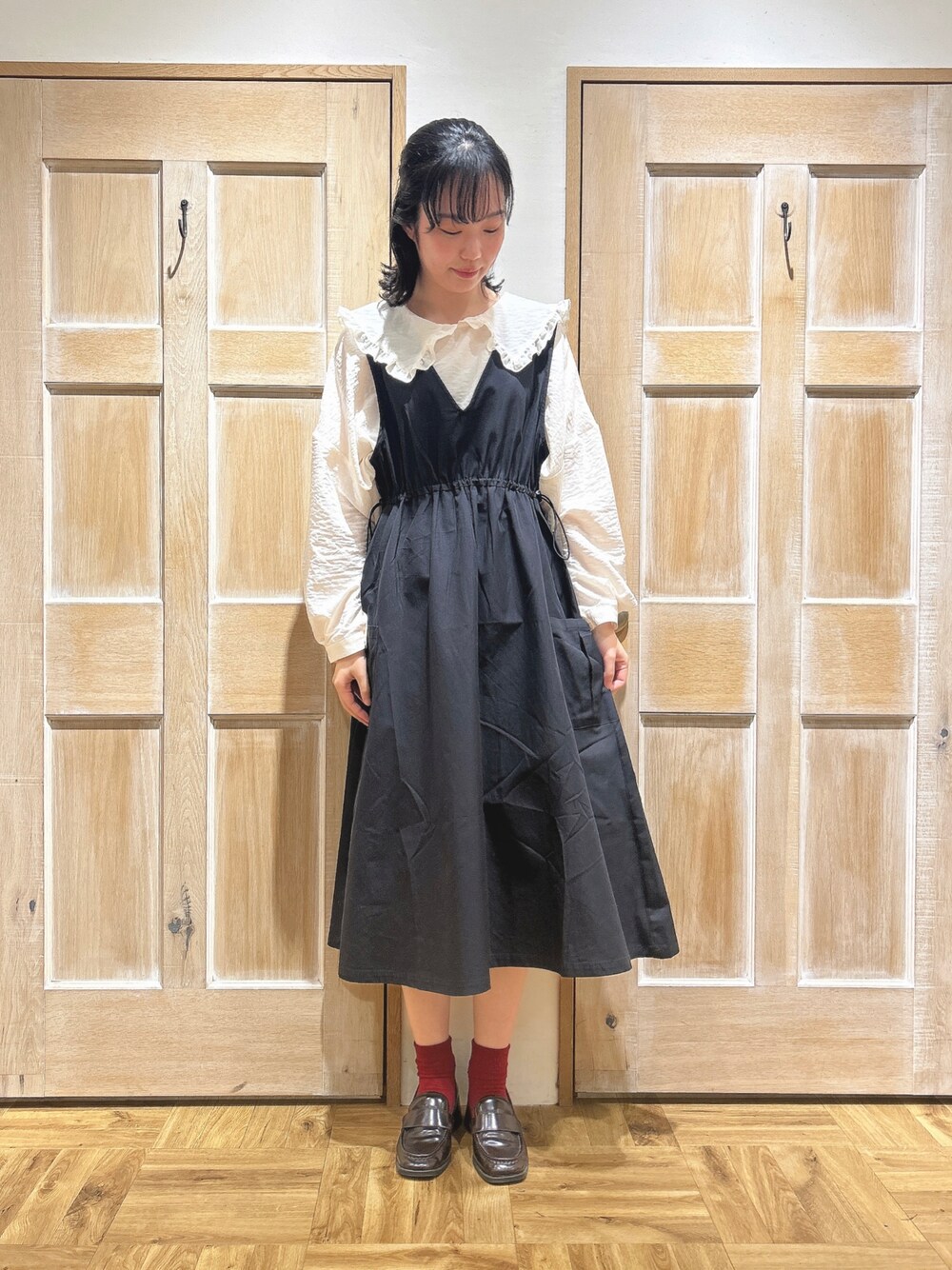 「サマンサ モスモス(Samansa Mos2)、Samansa Mos2、オトナカジュアル、モノトーン、ガーリー、大人ガーリー、お出かけコーデ、休日スタイル、着回しコーデ、ジャンパースカート、ブラウス、高身長女子」｜「Samansa Mos2のニットセットナイロンジャンスカ（ワンピース、ブラック系）」を使った、kahoさん（レディース・169cm）の秋コーディネートの1枚目の写真