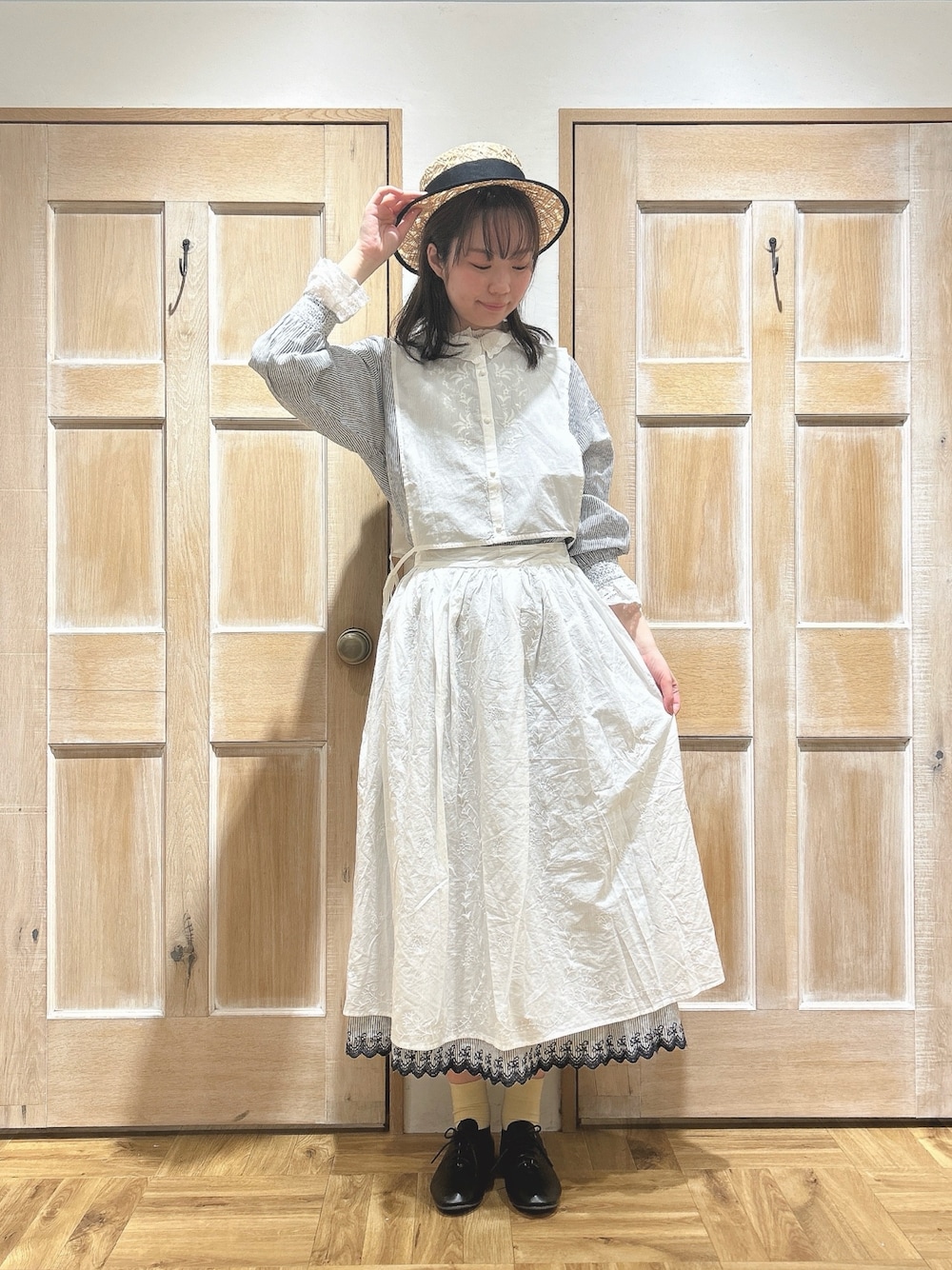 「サマンサ モスモス(Samansa Mos2)、Samansa Mos2、SM2、春コーデ、お出かけコーデ、ネイビー、ストライプ、ガーリー、レース、スカート、カンカン帽、ナチュラル、高身長女子」｜「Samansa Mos2のアイテム（シャツ/ブラウス、ブルー系）」を使った、kahoさん（レディース・169cm）の冬コーディネートの1枚目の写真