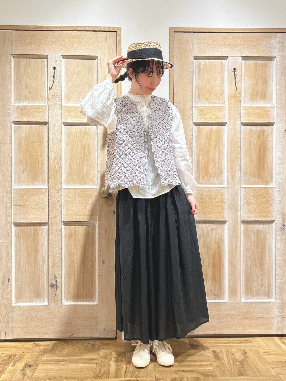 「サマンサ モスモス(Samansa Mos2)、SM2、Samansa Mos2、春コーデ、春、きれいめカジュアル、ブラウス、ベスト、花柄、ワイドパンツ、お出かけコーデ、ガーリー、大人ガーリー、ブラック、高身長女子」｜「Samansa Mos2の柄アソートウエストタックギャザーパンツ（その他パンツ、ブラック系）」を使った、kahoさん（レディース・169cm）の春コーディネートの1枚目の写真