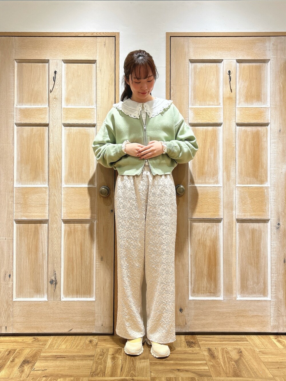 「Samansa Mos2、サマンサ モスモス(Samansa Mos2)、SM2、春コーデ、春、休日スタイル、ミントグリーン、カーディガン、ジャガード、パンツスタイル、ガーリー、カジュアルガーリー、カラーコーデ、高身長女子」｜「Samansa Mos2のクルーネックジップカーディガン（カーディガン/ボレロ、グリーン系）」を使った、kahoさん（レディース・169cm）の冬コーディネートの1枚目の写真