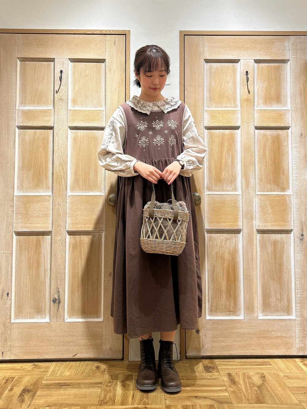 「Samansa Mos2、サマンサ モスモス(Samansa Mos2)、冬コーデ、ナチュラル、ガーリー、レイヤードスタイル、ブラウス、ワンピース、刺繍、ブラウン、お出かけコーデ、ゆるコーデ、高身長女子」｜「Samansa Mos2のウィングチップレースアップブーツ（ブーツ、ブラウン系）」を使った、kahoさん（レディース・169cm）の秋コーディネートの1枚目の写真