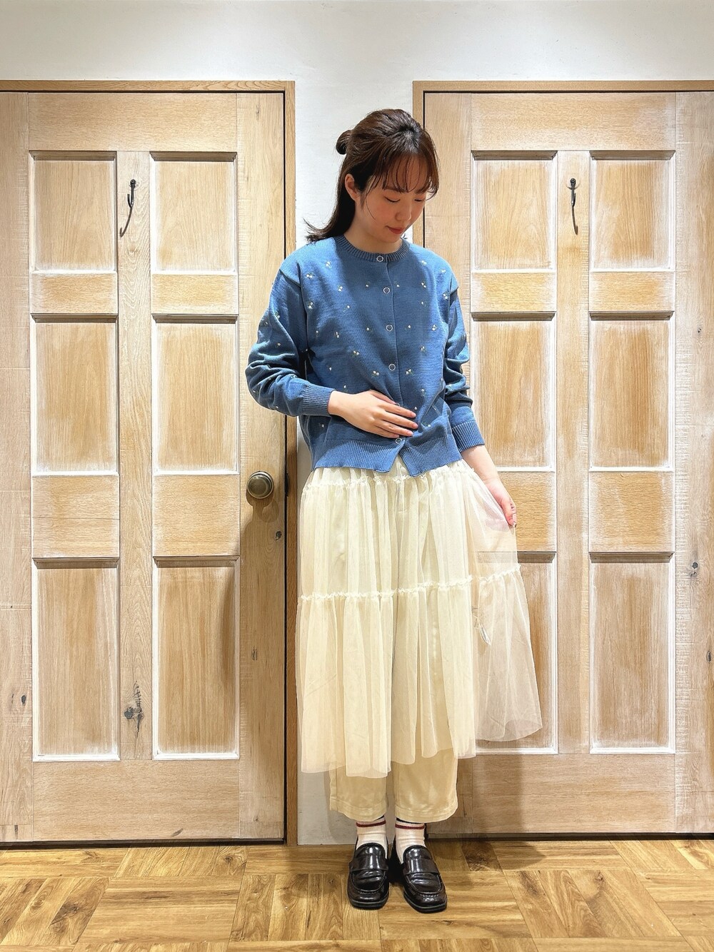 「Samansa Mos2、サマンサ モスモス(Samansa Mos2)、SM2、春コーデ、春、春色、ブルー、ホワイト、ホワイトデニム、チュール、レイヤードスタイル、花柄、お出かけコーデ、カジュアルコーデ、高身長女子」｜「Samansa Mos2の花柄刺繍リングドットボタンカーディガン（カーディガン/ボレロ、ブルー系）」を使った、kahoさん（レディース・169cm）の春コーディネートの1枚目の写真