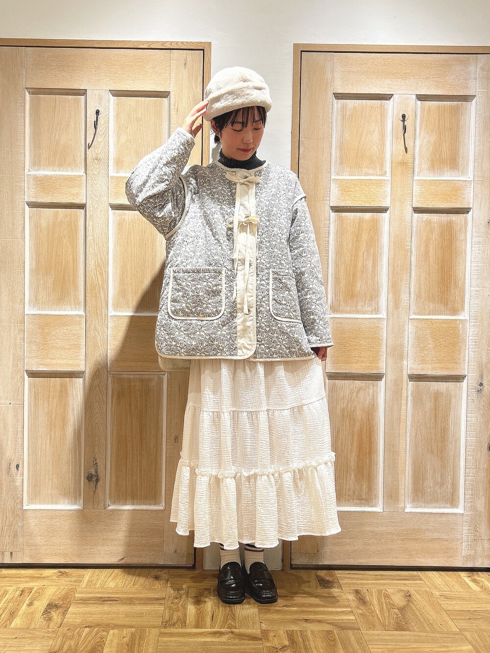 「サマンサ モスモス(Samansa Mos2)、Samansa Mos2、カジュアル、カジュアルガーリー、冬コーデ、お出かけコーデ、ティアードスカート、コーデュロイ、アウター、ガーリー、花柄、カラーコーデ、休日スタイル、ホワイト」｜「Samansa Mos2の◎ティアードギャザースカート（スカート、ホワイト系）」を使った、kahoさん（レディース・169cm）の秋コーディネートの1枚目の写真